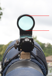 Med en öppen har man hela synfältet att sikta med